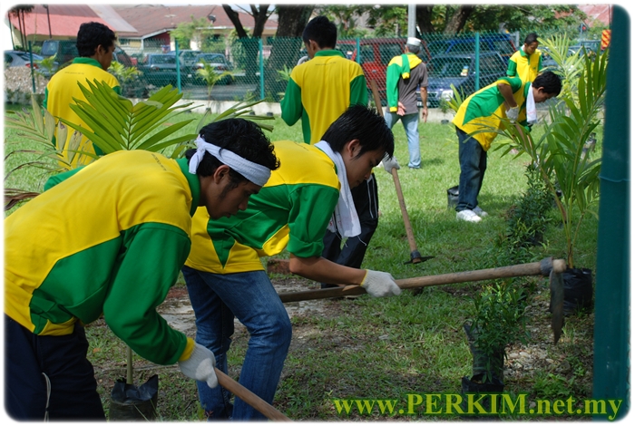Aktiviti gotong-royong menanam pokok di sekitar kawasan Surau Al-Islah.