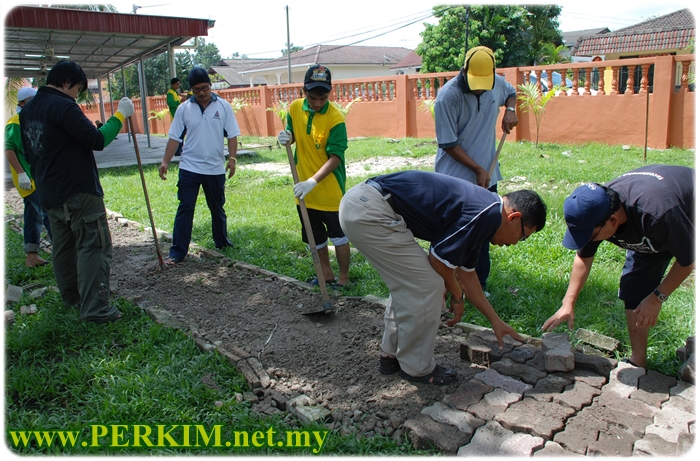 Kerjasama antara penduduk Kuarters MBPJ dan pelajar Kelab Perkim UniKL membuat dan menambah laluan pejalan kaki ke Surau Al-Islah.
