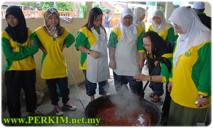 Tunku Noorhayati Tunku Abdul Rahman Putra Al-Haj (tunduk) tidak melepaskan peluang untuk memasak menghidangkan juadah makan tengahari bersama pelajar Kelab Perkim UniKL.