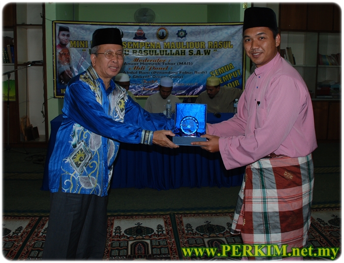 Pengarah Dakwah Perkim, Tuan Hj. Abdul Hanif Harun (kiri) menyampaikan cenderahati kepada wakil Dato' Pengarah MBPJ.